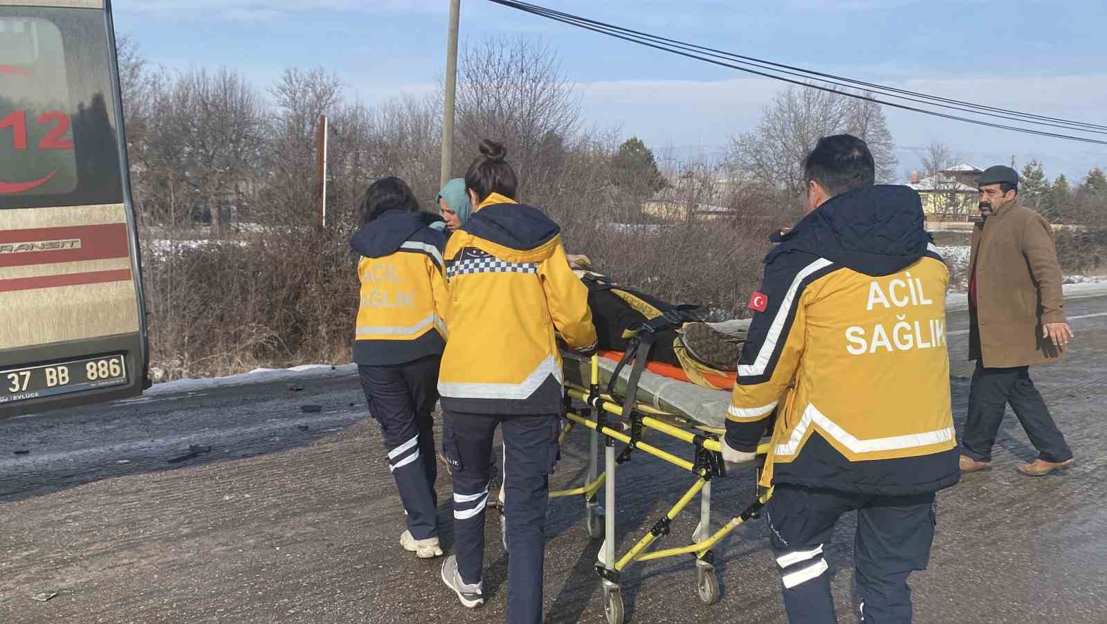 Kastamonu’da otomobil ile cip çarpıştı: 3 yaralı 5 kastamonuda otomobil ile cip carpisti 3 yarali 1 YHiOYdsy