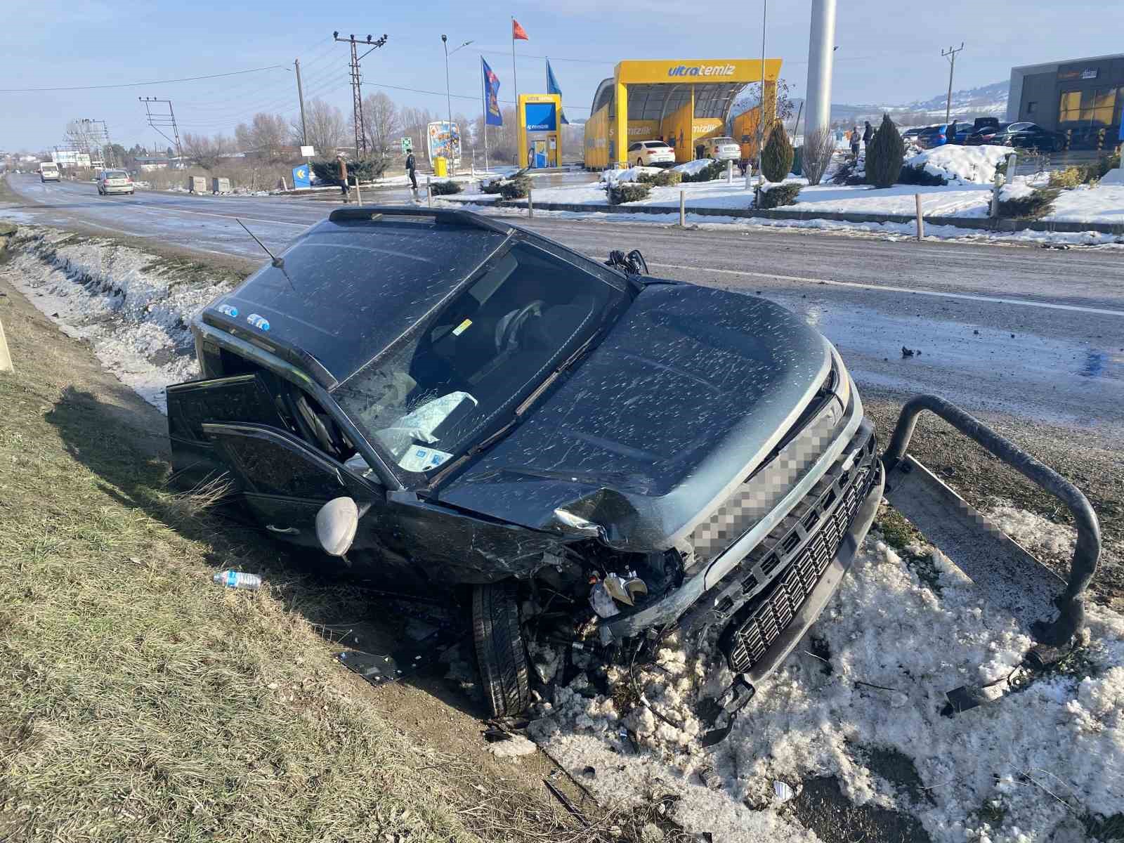 Kastamonu’da otomobil ile cip çarpıştı: 3 yaralı 7 kastamonuda otomobil ile cip carpisti 3 yarali 3 aZEIcGYr