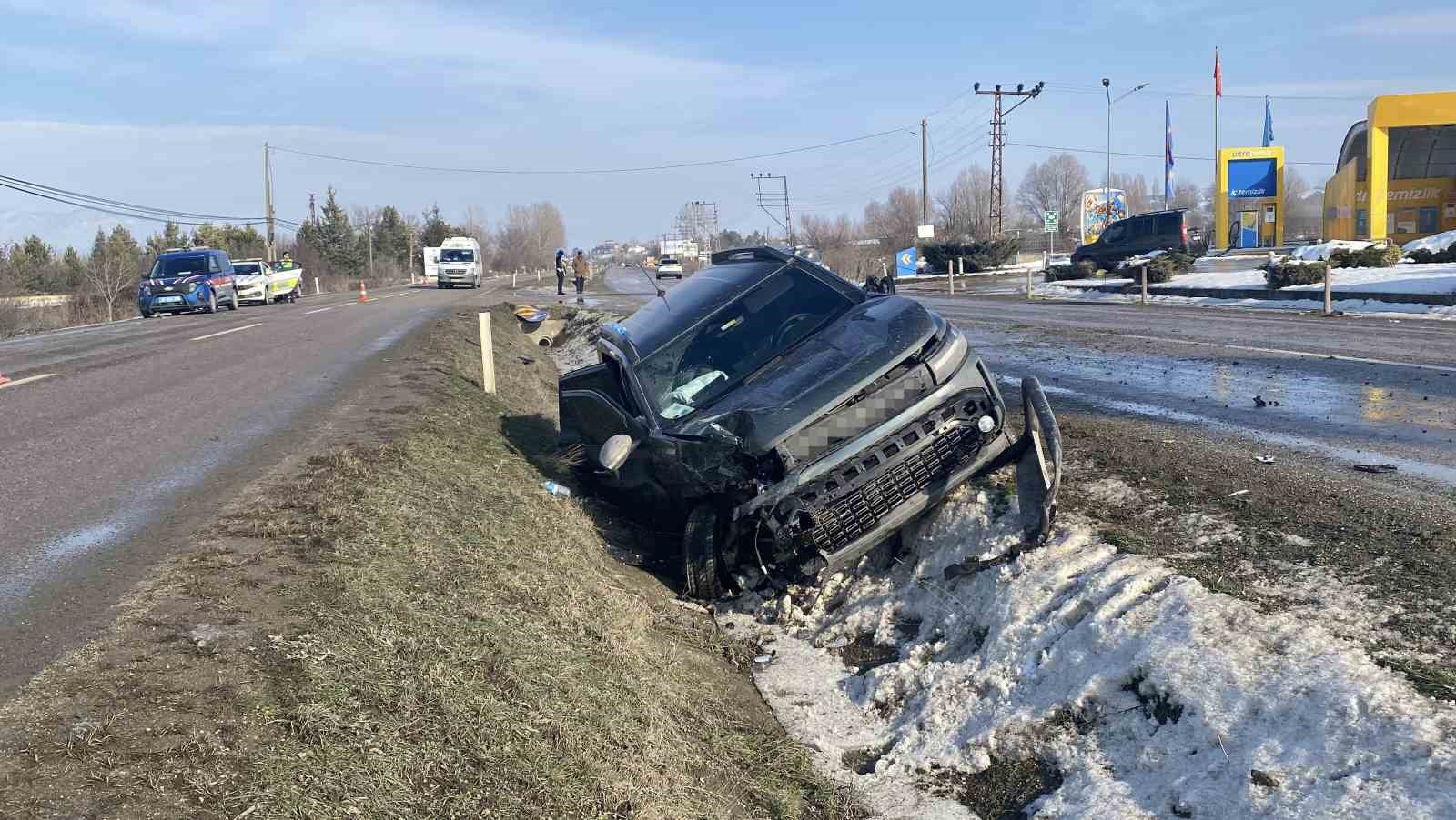 Kastamonu’da otomobil ile cip çarpıştı: 3 yaralı 8 kastamonuda otomobil ile cip carpisti 3 yarali 4 elQImU3q