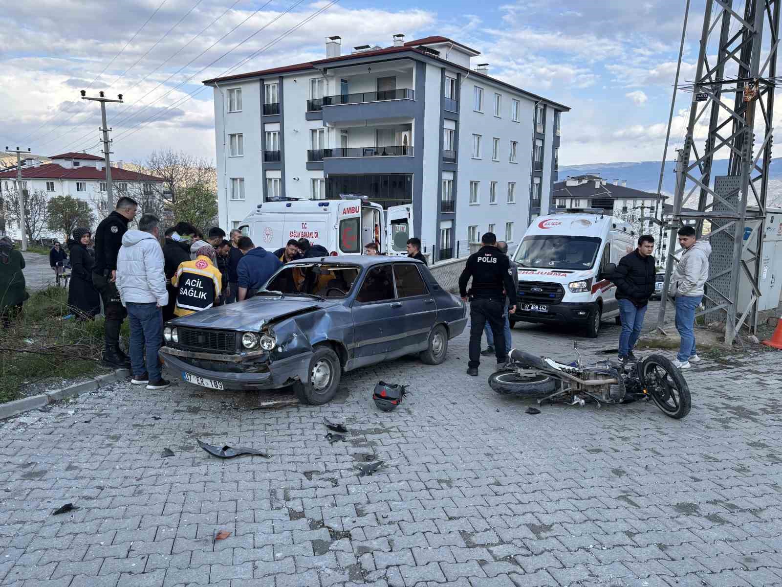 kastamonuda otomobil ile motosiklet carpisti 3 yarali 0 3K4tpST8