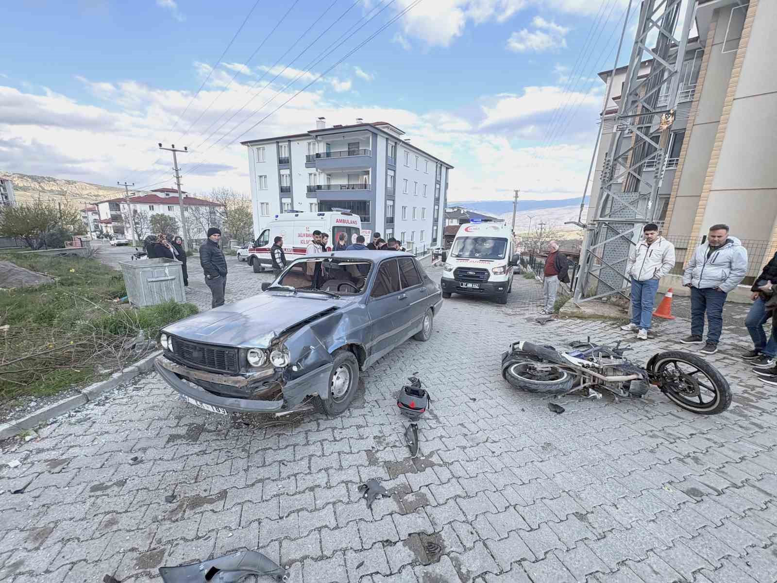 kastamonuda otomobil ile motosiklet carpisti 3 yarali 1 GTHzG2C1
