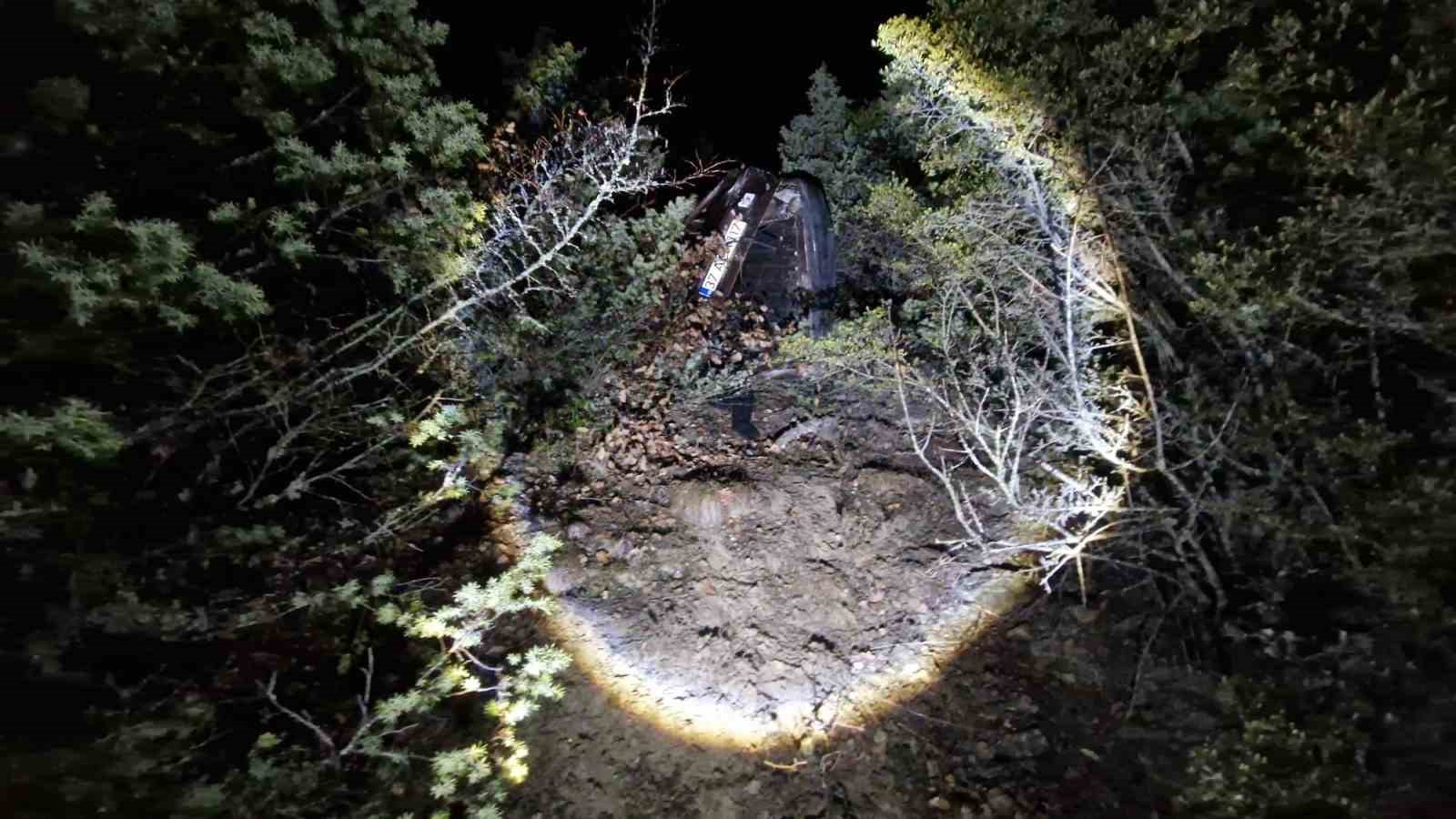 kastamonuda otomobil ucuruma yuvarlandi 1 olu 2 yarali 0 k5HMcjIh