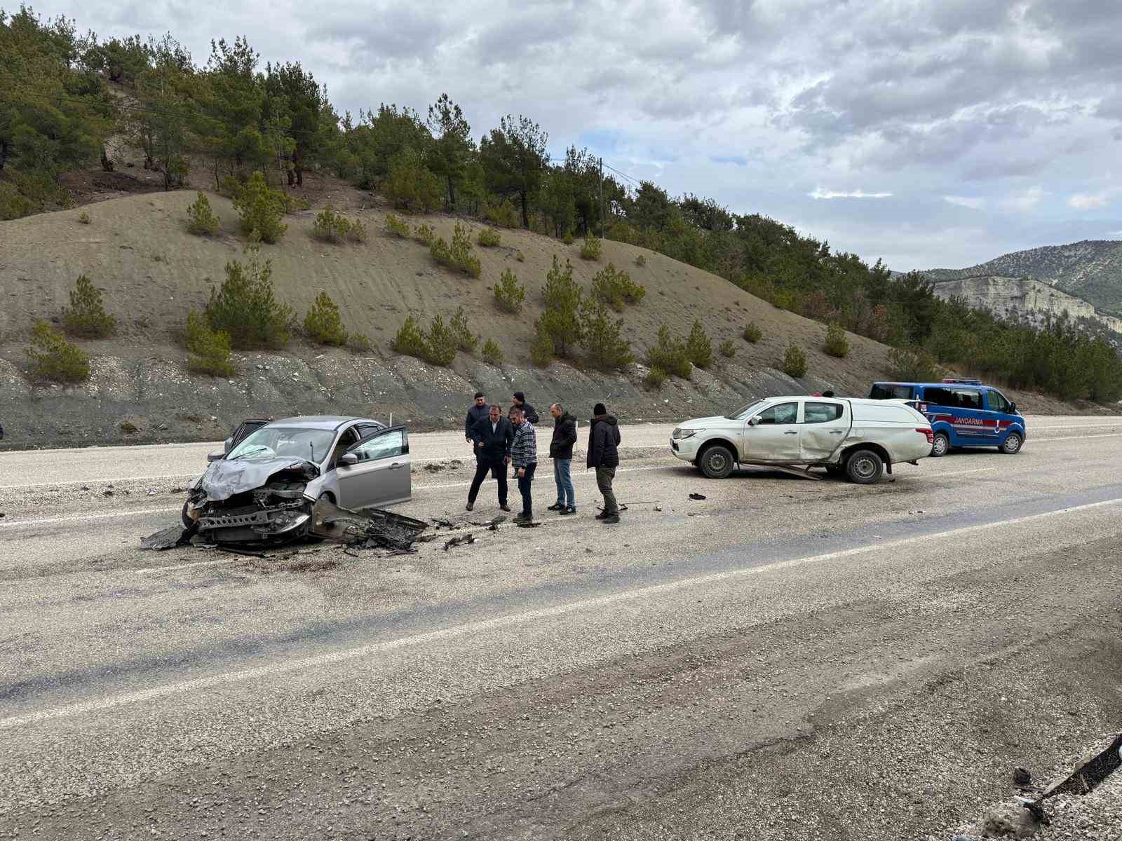 kastamonuda pikap ile otomobil carpisti eski belediye baskani yaralandi 3 8WM2kI9A