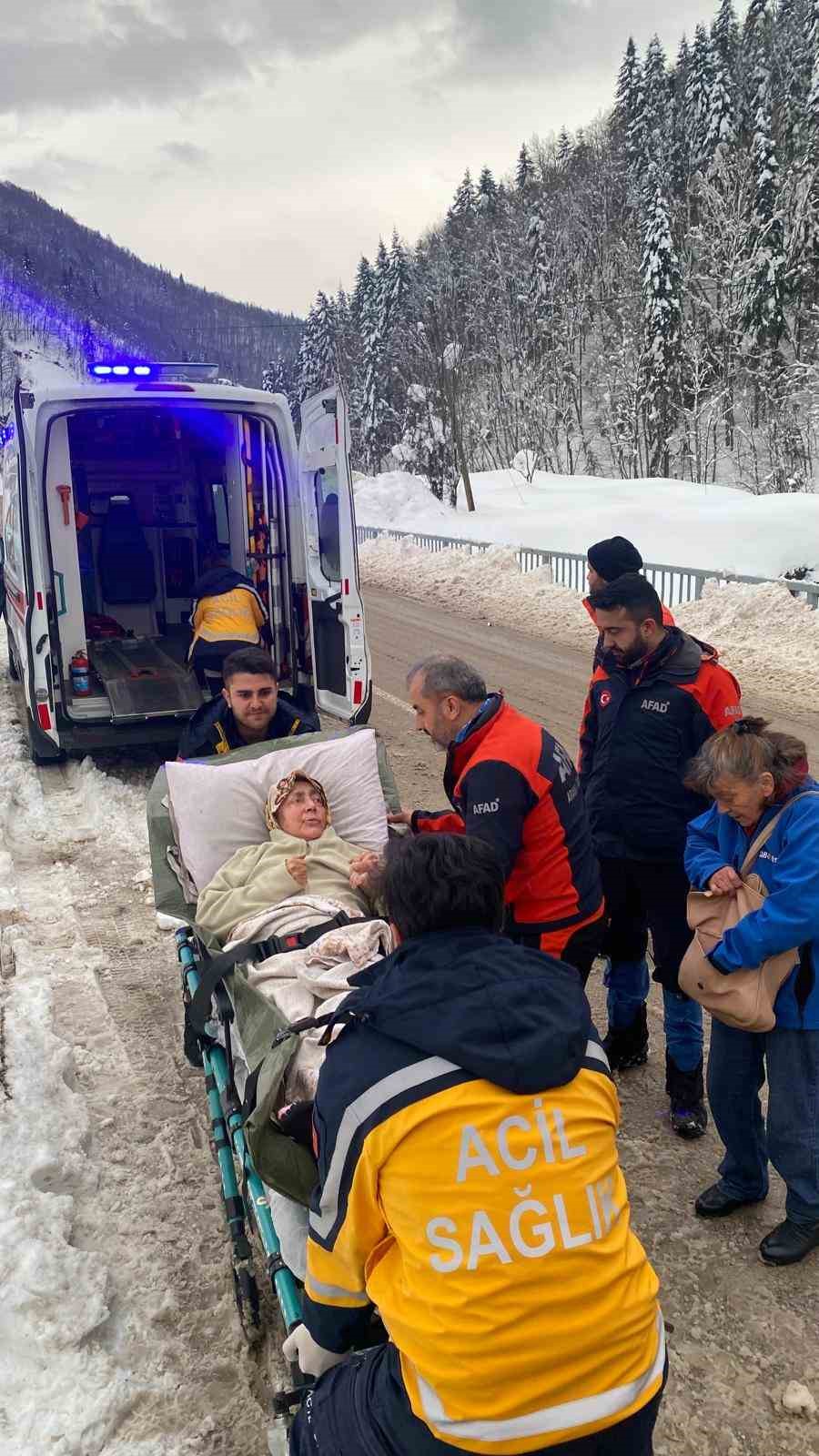 kastamonuda rahatsizlanan yasli kadini afad ekipleri hastaneye ulastirdi 2 qhZEtdun