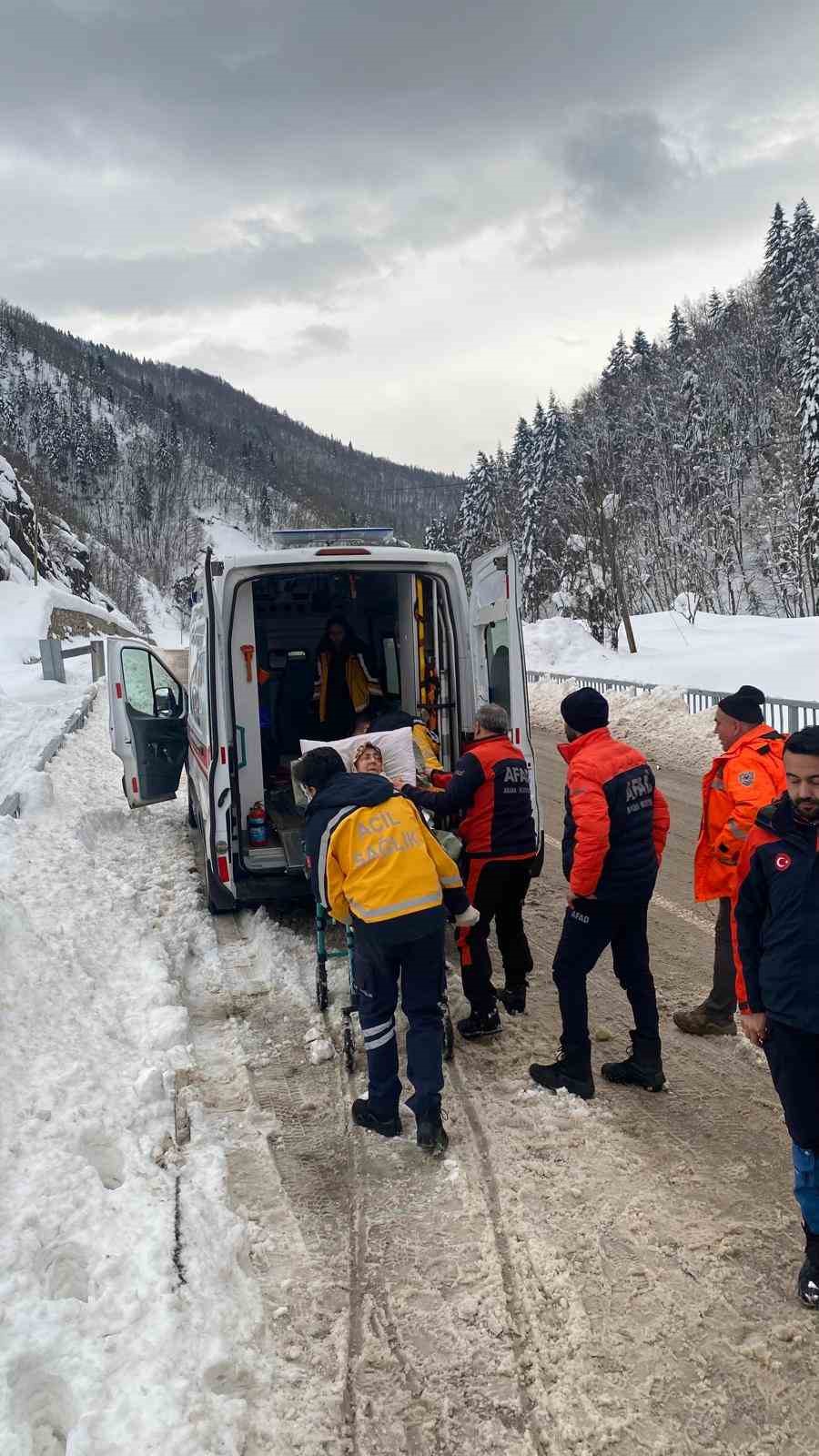 kastamonuda rahatsizlanan yasli kadini afad ekipleri hastaneye ulastirdi 3 8ed7n1T8