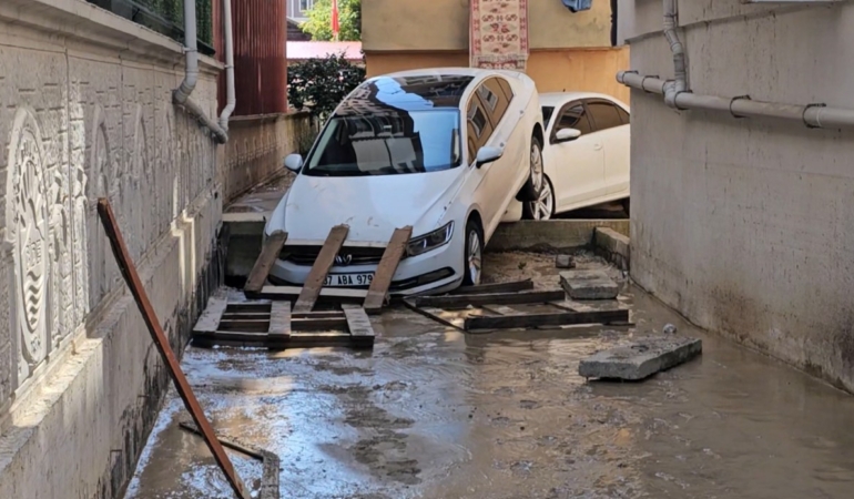 kastamonuda-selin-vurdugu-ilcede-temizlik-calismalari-suruyor-YEalYf6x.jpg