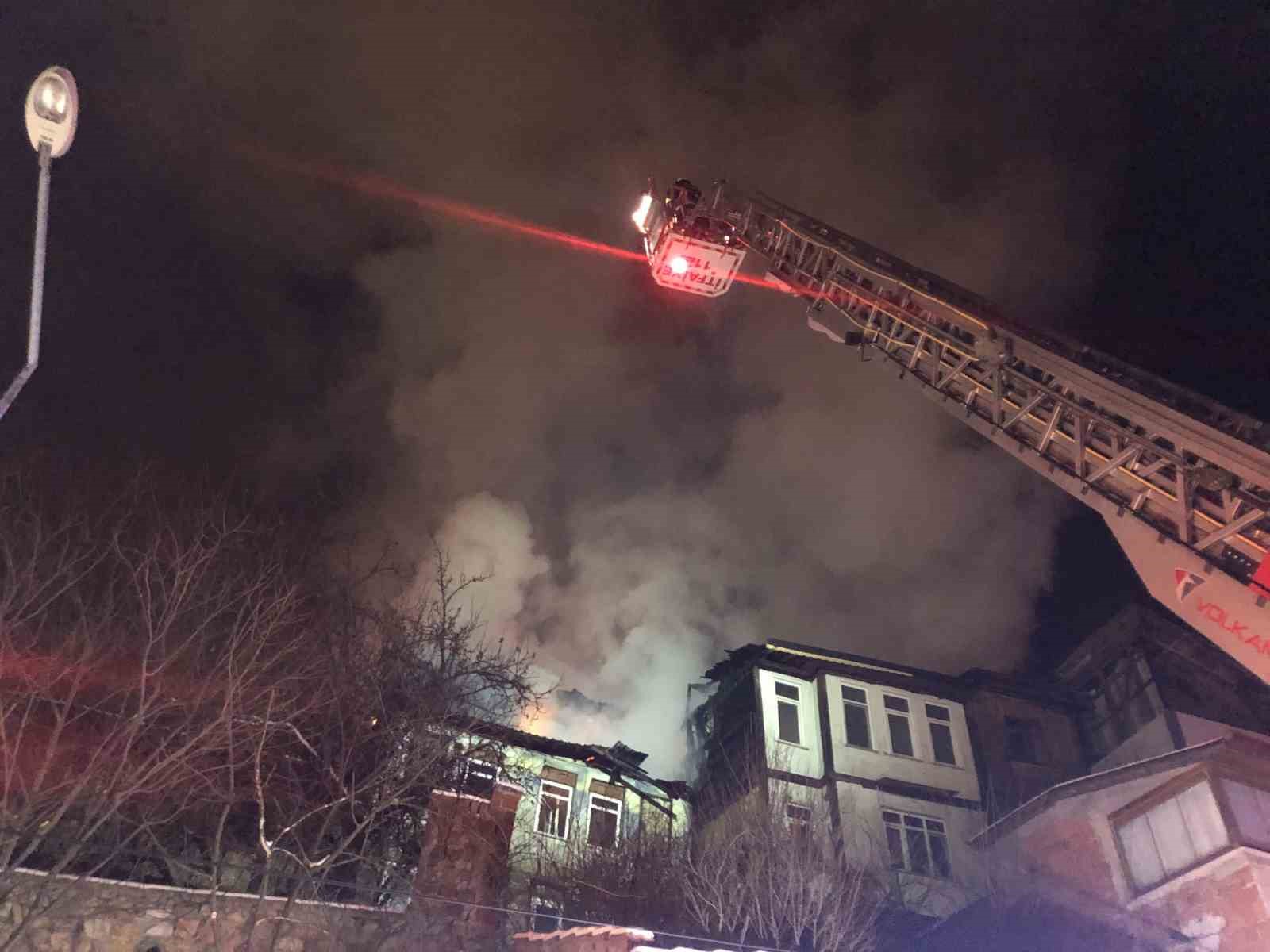 kastamonuda uc katli tarihi konak yanginda kule dondu 6
