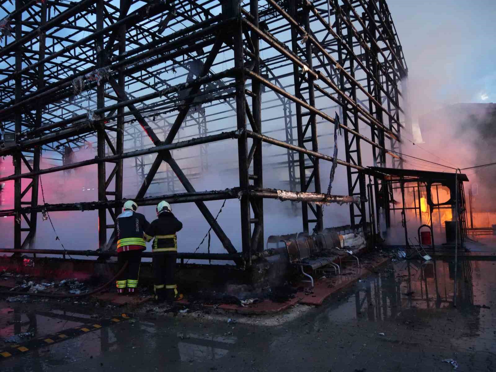 Kastamonu’da yıldırımın düşmesi sonucu spor salonunda çıkan yangın söndürüldü 11 kastamonuda yildirimin dusmesi sonucu spor salonunda cikan yangin sonduruldu 7 r2yMlAMn