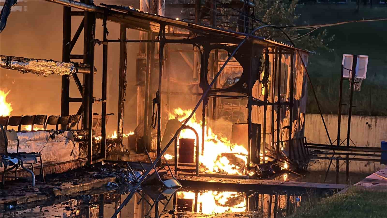 Kastamonu’da yıldırımın düştüğü jimnastik salonu alevlere teslim oldu 6 kastamonuda yildirimin dustugu jimnastik salonu alevlere teslim oldu 2 a4dbDvLf