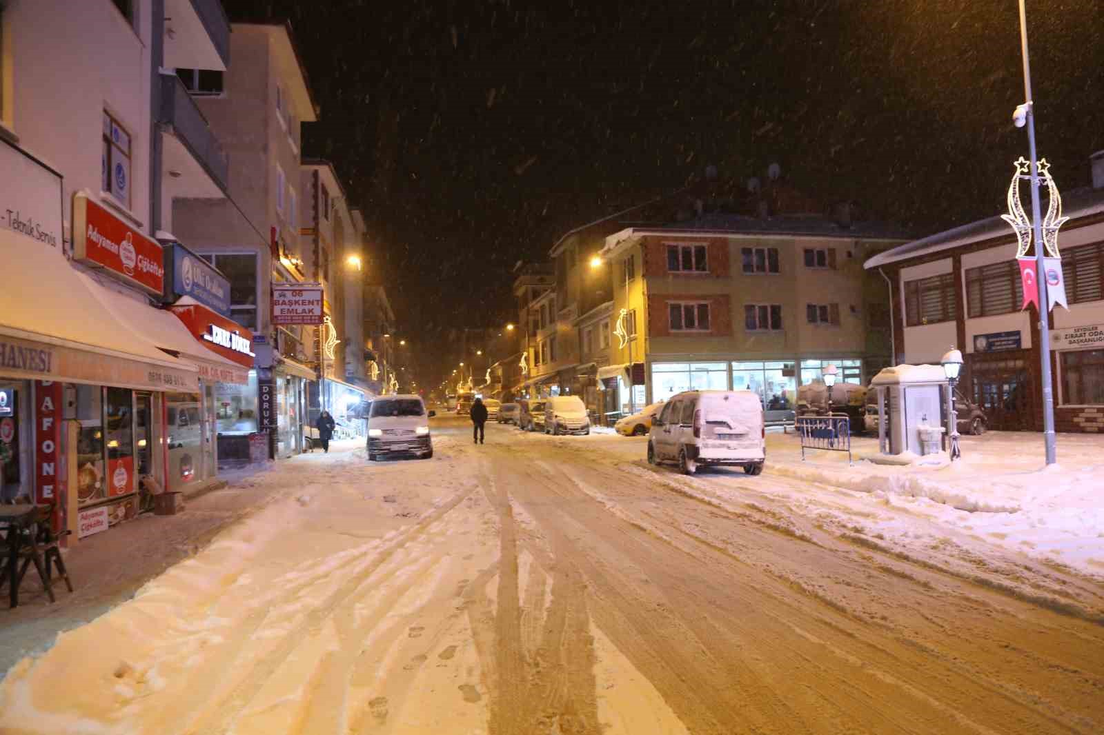 kastamonuda yogun kar yagisi agir tonajli araclarin gecisine izin verilmiyor 4 JYUnwyjf