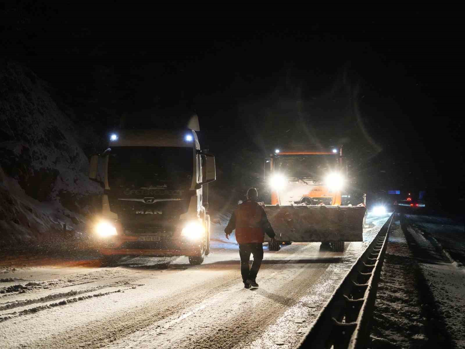 kastamonuda yogun kar yagisi araclar yolda mahsur kaldi 4 zP2KraPV