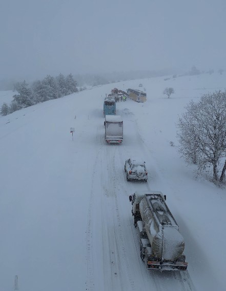 kastamonuda yoldan cikan yolcu otobusu kara saplandi 1 TRMzhtWl