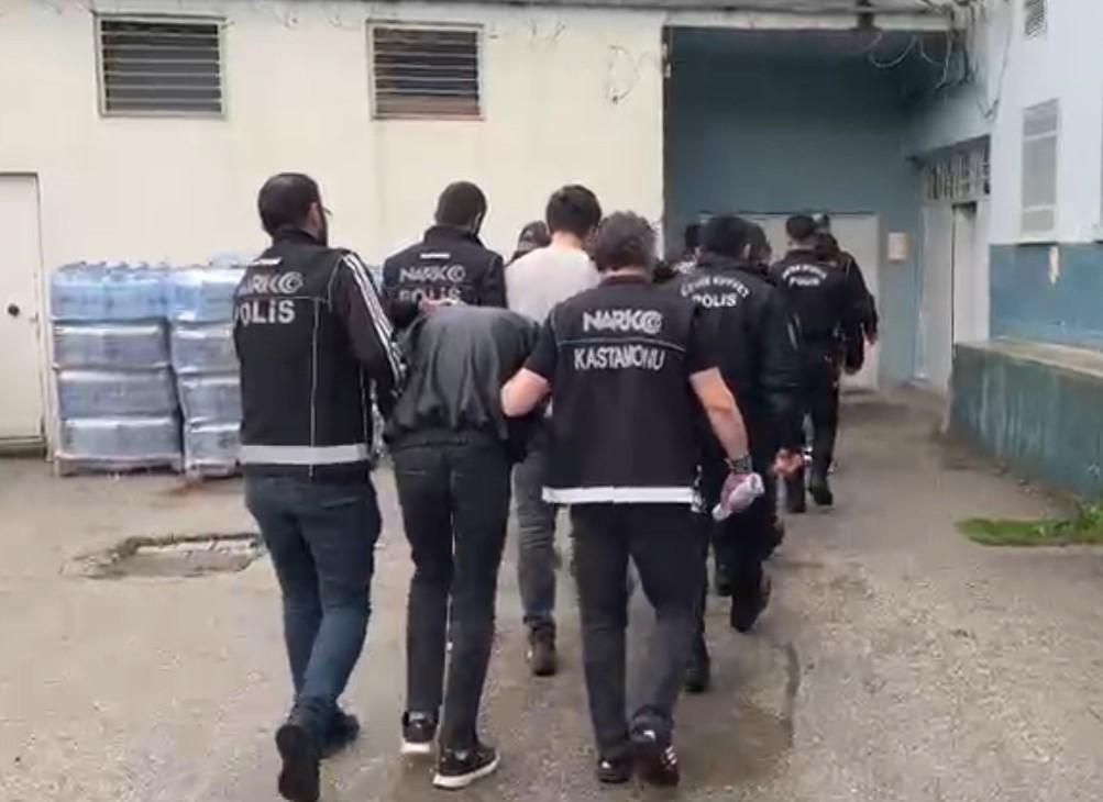 Kastamonu’da zehir tacirlerine yönelik oerasyonda 5 şüpheli tutuklandı 4 kastamonuda zehir tacirlerine yonelik oerasyonda 5 supheli tutuklandi 0 2QpyeuTA