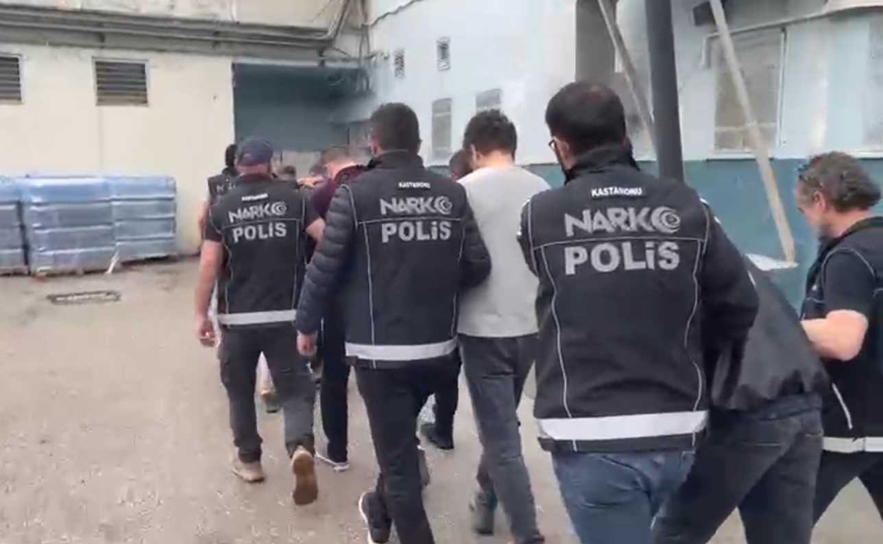 Kastamonu’da zehir tacirlerine yönelik oerasyonda 5 şüpheli tutuklandı 9 kastamonuda zehir tacirlerine yonelik oerasyonda 5 supheli tutuklandi 5 hsyC1umW