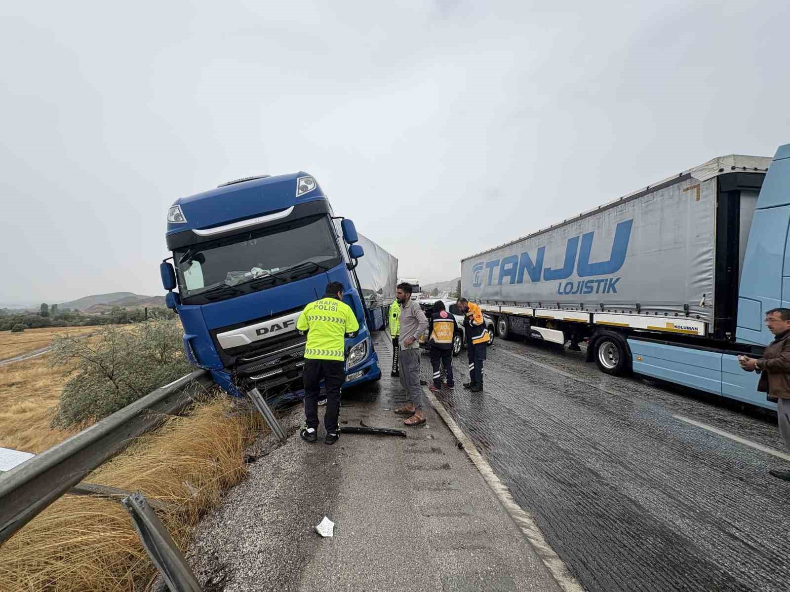 Kastamonu’da zincirleme trafik kazası kamerada 4 kastamonuda zincirleme trafik kazasi kamerada 0 TtVic1lO