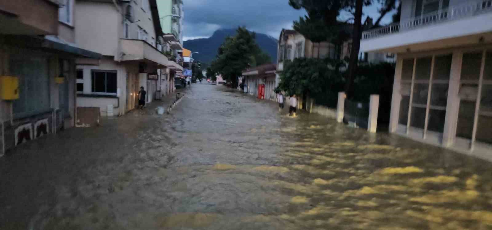 kastamonuyu sel vurdu is yerleri evler ve araclar su altinda kaldi 0 1JUkeO8r
