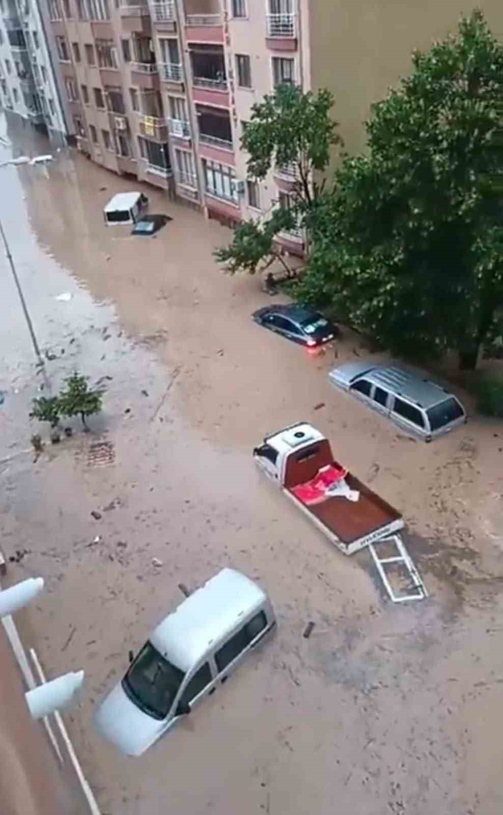 kastamonuyu sel vurdu is yerleri evler ve araclar su altinda kaldi 2 DfkURpjh