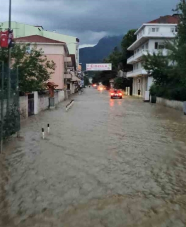 kastamonuyu-sel-vurdu-is-yerleri-evler-ve-araclar-su-altinda-kaldi-44IlphgN.jpg