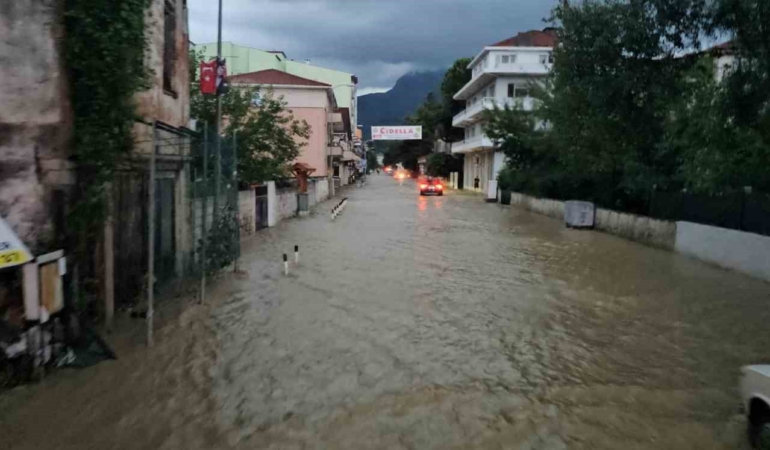 kastamonuyu-sel-vurdu-is-yerleri-evler-ve-araclar-su-altinda-kaldi-44IlphgN.jpg