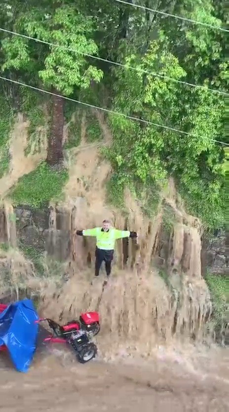 kavakta etkili olan yagislar yollari dereye cevirdi 4 c3HryNXQ