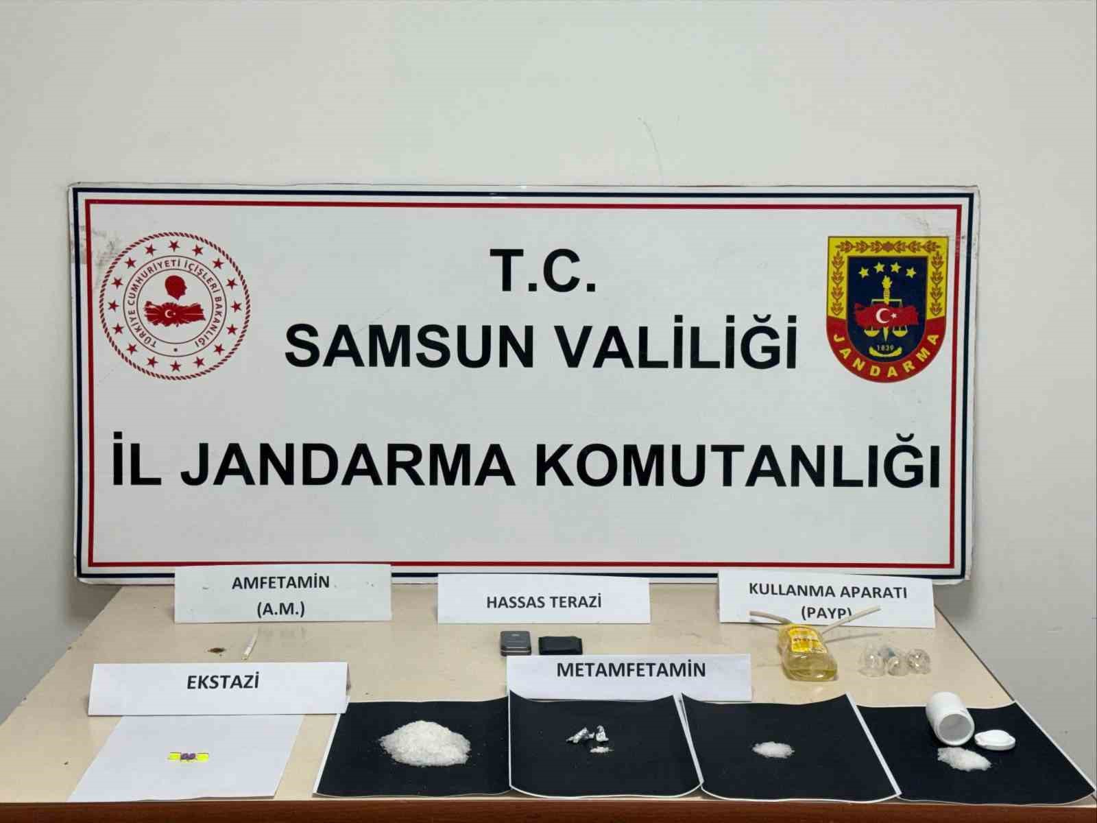 kavakta jandarmadan uyusturucu operasyonu 3 gozalti 0 XqqR5wn1