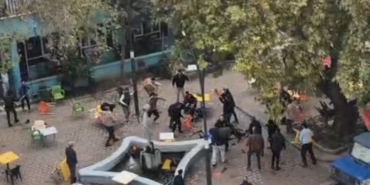 kavga-degil-adeta-meydan-muharebesi-tas-sopa-ve-silah-kullanildi-1-kisi-yaralandi-QHBLFyx8.jpg