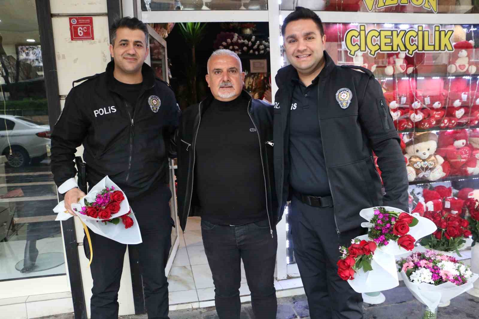 kavga diye geldiler ciceklerle karsilandilar 0 UCivZLKZ