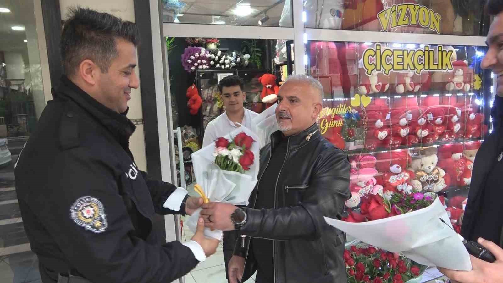 kavga diye geldiler ciceklerle karsilandilar 2 AiwGSFUb