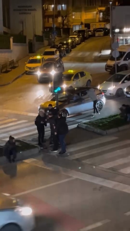 Kavga esnasında yola savrulan çocuk yürekleri ağza getirdi 8 kavga esnasinda yola savrulan cocuk yurekleri agza getirdi 4 X4dJnbS7