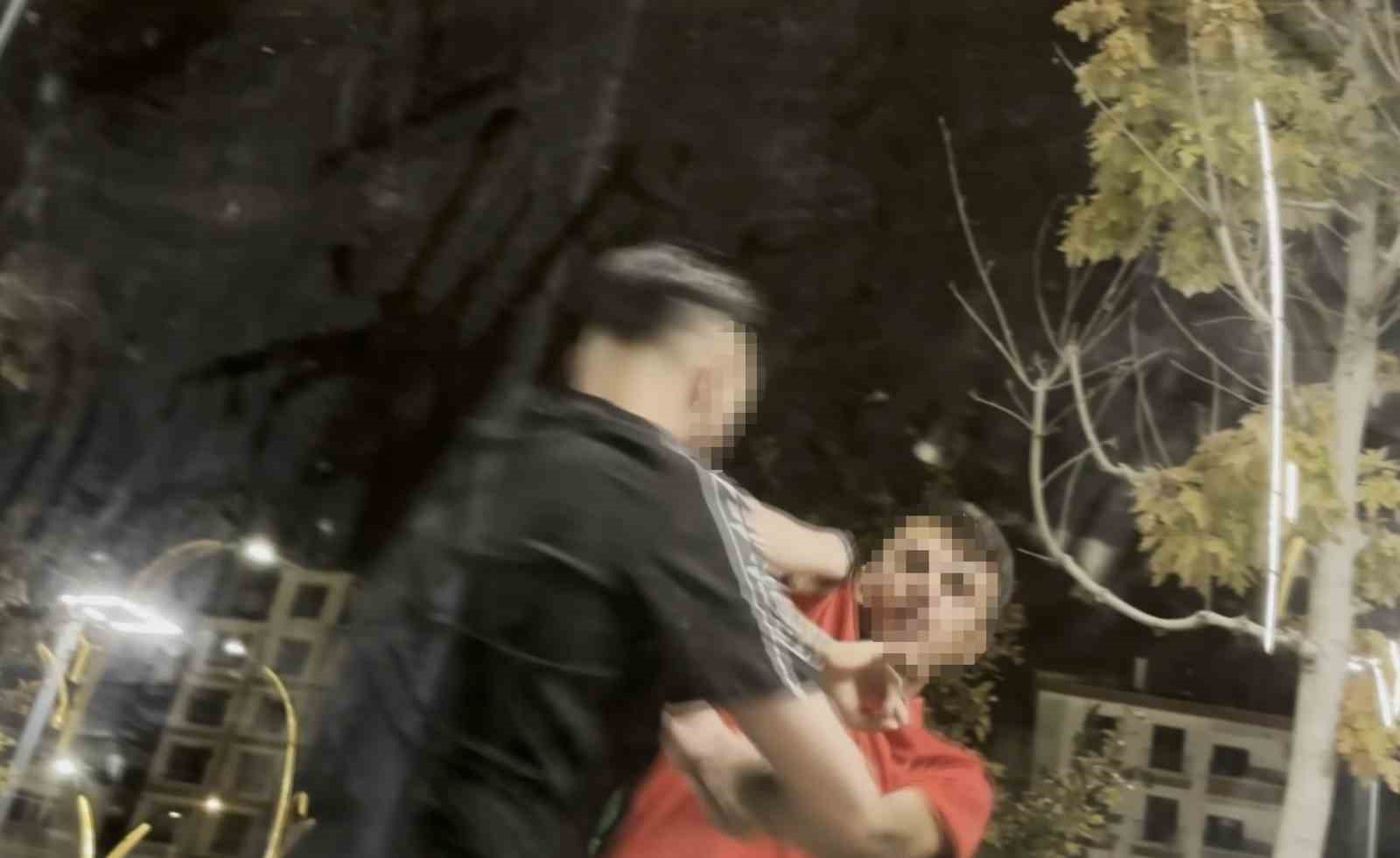 kavga ettigi arkadasini defalarca yumrukladi o anlar kamerada 0 Iw2mNdUC