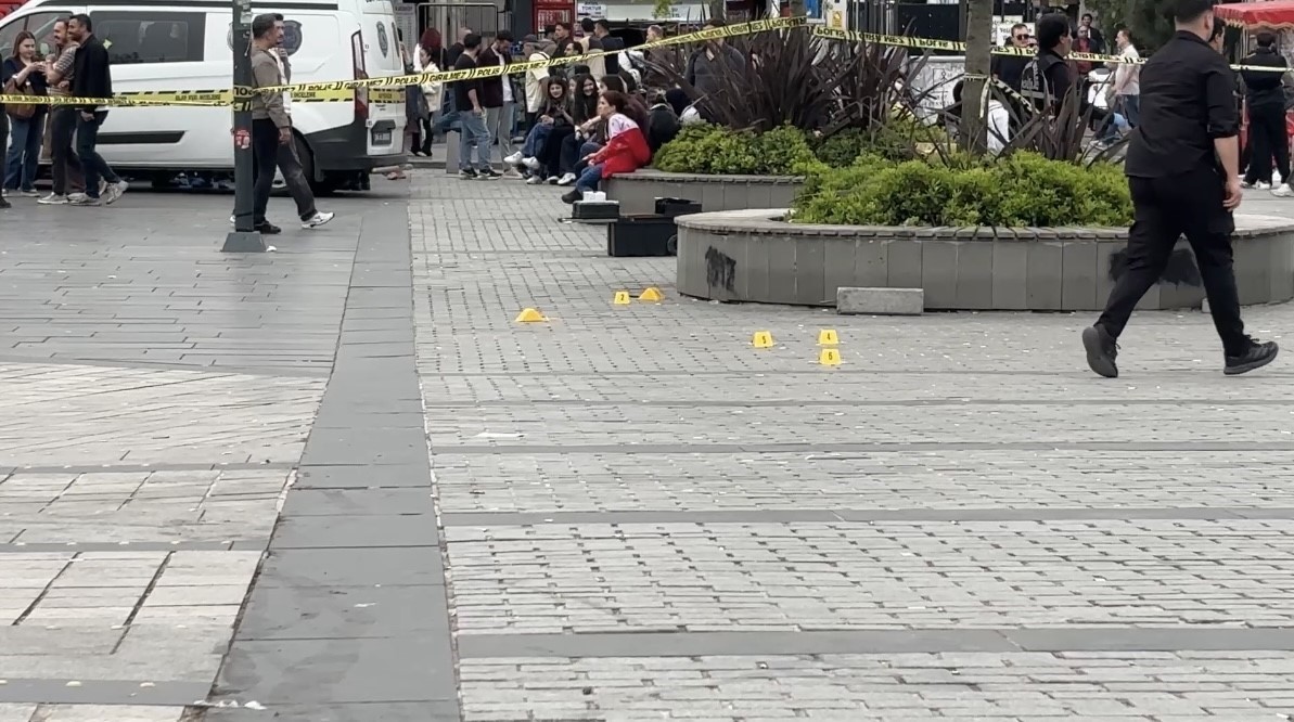 Kavga ettiği gruba bıçakla saldırdı: 4 yaralı 5 kavga ettigi gruba bicakla saldirdi 4 yarali 1