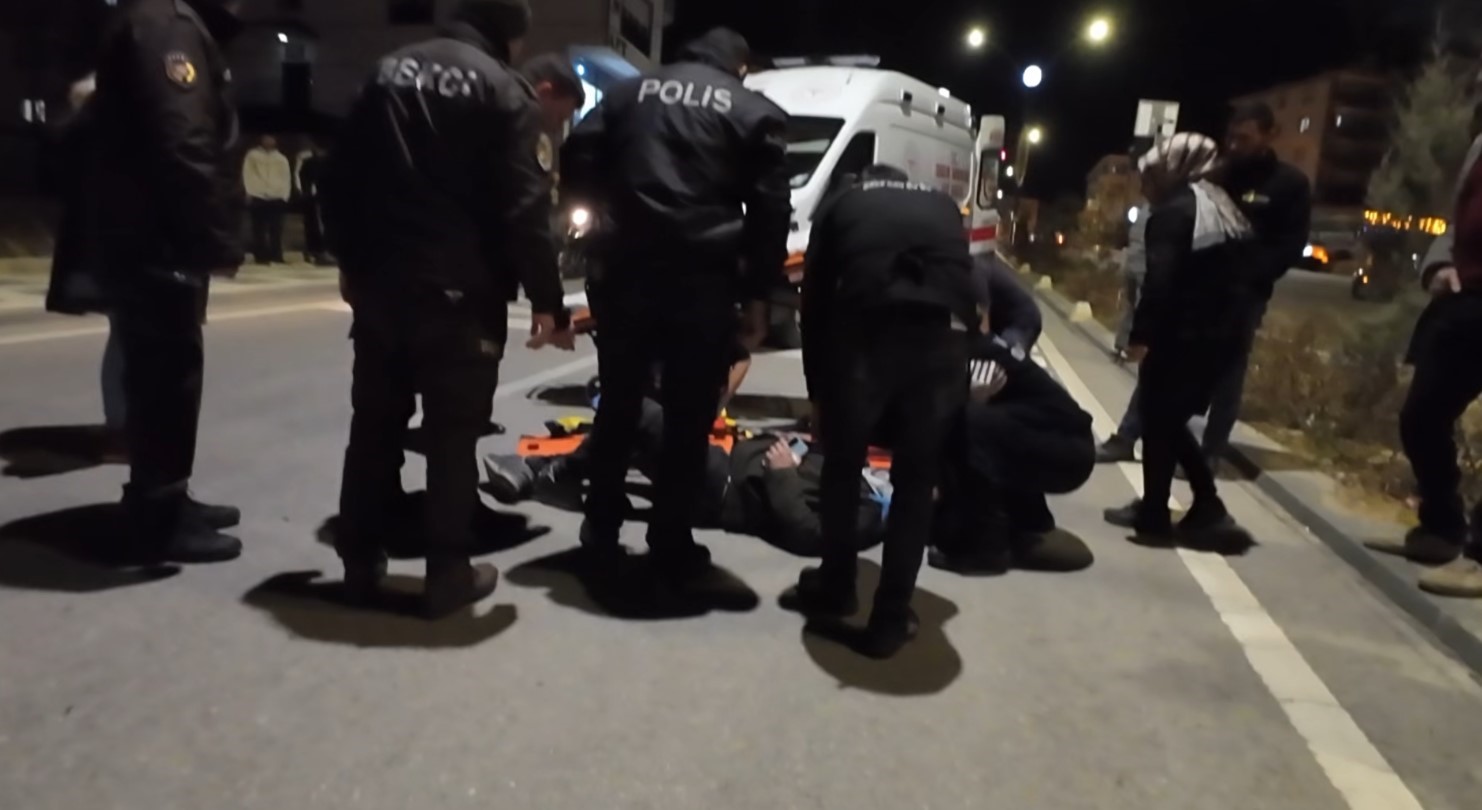 kavga ettigi kisiye otomobille carpti 1 yarali 2 BZU9TI4g