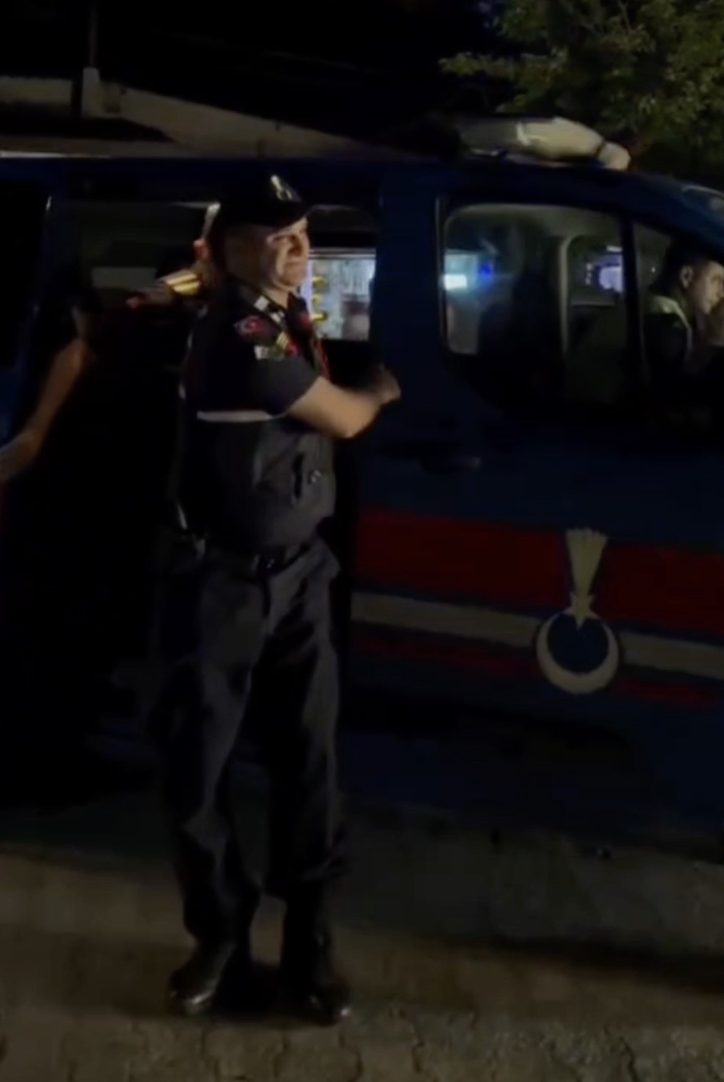 kavga ihbari yaptilar jandarmayi konfeti ile karsiladilar 2 SuAWw7TX
