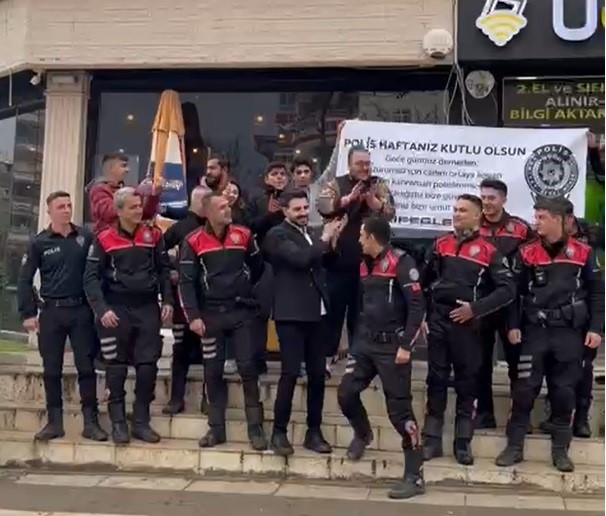 kavga ihbarina gelen polisleri pankart ve pasta ile karsiladilar 2 em1t2jgO
