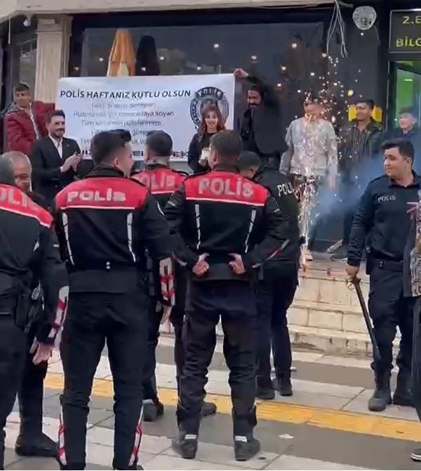 kavga ihbarina gelen polisleri pankart ve pasta ile karsiladilar 3 vi1EnBqV