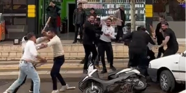 kavga-ihbarina-gelen-polisleri-pankart-ve-pasta-ile-karsiladilar-RPzLjGk9.jpg