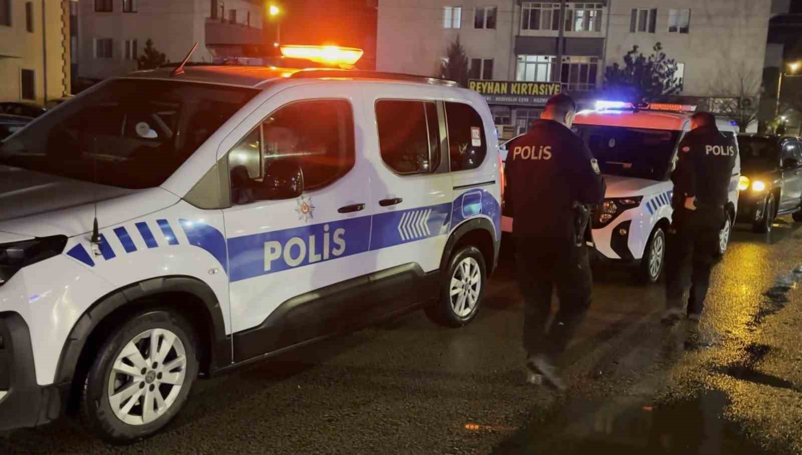kavga sonrasi gozaltina alinan sahis kapiyi kapatmayin derken annesi adam oldurmedi cikarin benim cocugumu 9VeSd5uK
