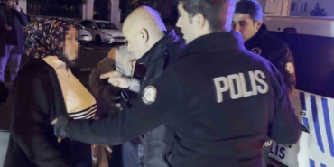 kavga-sonrasi-gozaltina-alinan-sahis-kapiyi-kapatmayin-derken-annesi-adam-oldurmedi-cikarin-benim-cocugumu-Uzv8yu6G.jpg