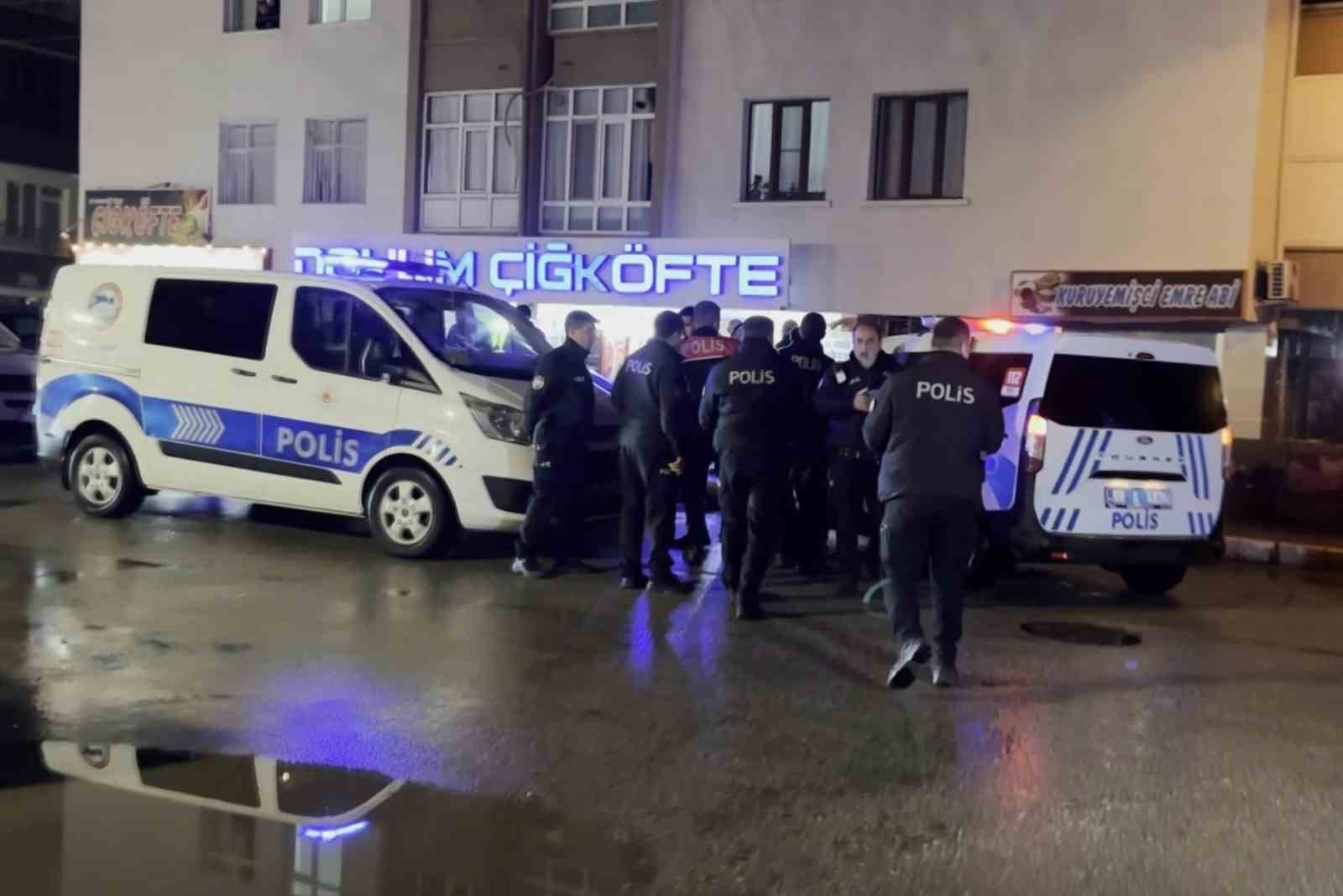 kavga sonrasi gozaltina alinan sahis kapiyi kapatmayin derken annesi adam oldurmedi cikarin benim cocugumu bGqnBIGE