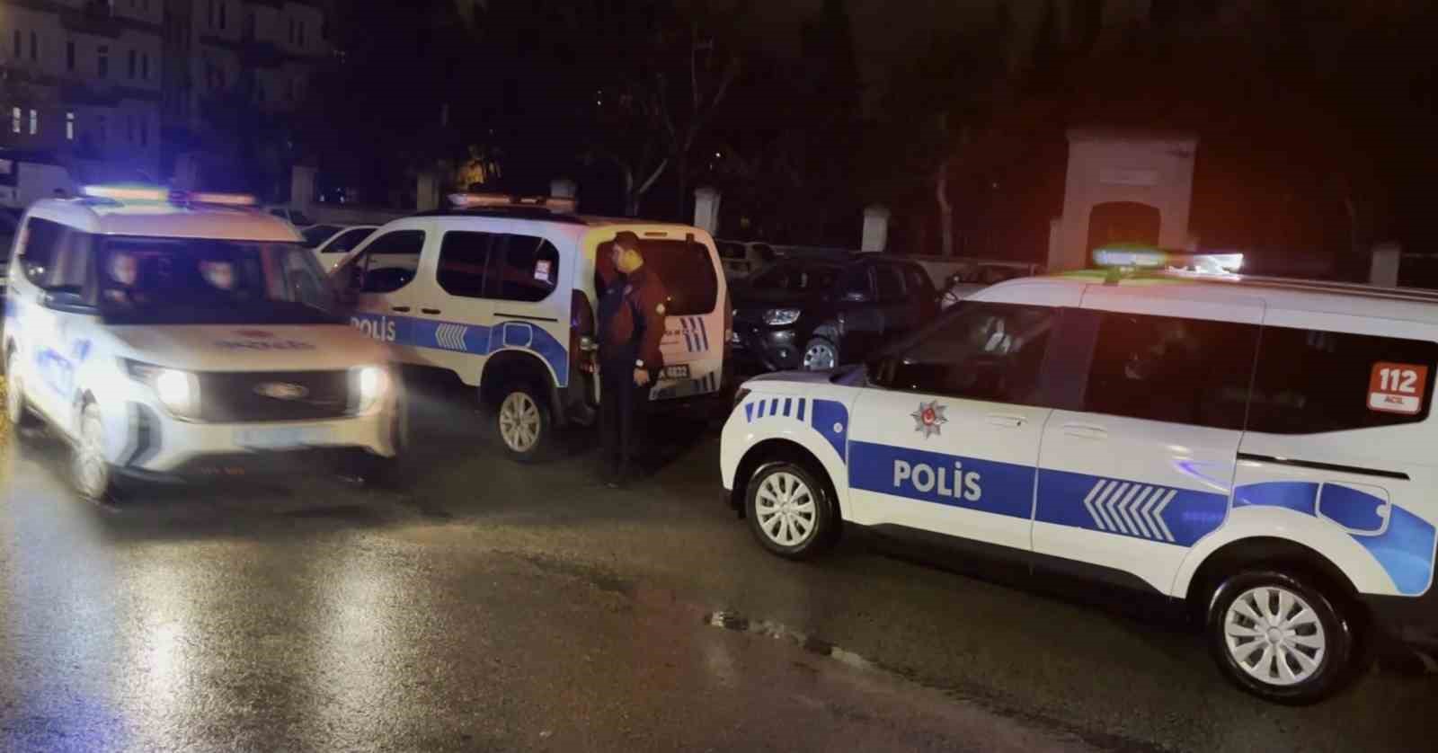 kavga sonrasi gozaltina alinan sahis kapiyi kapatmayin derken annesi adam oldurmedi cikarin benim cocugumu nUmuNjv2