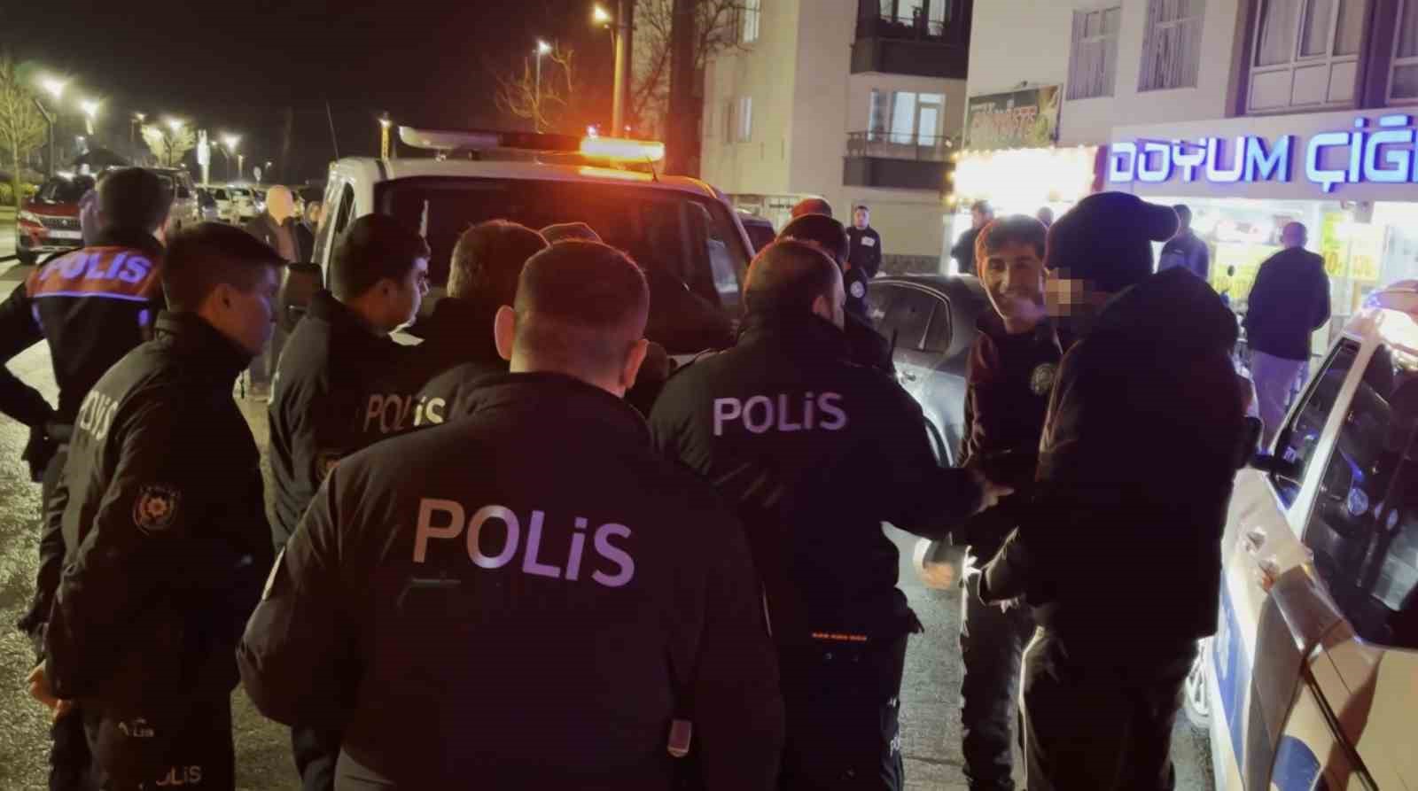 kavga sonrasi gozaltina alinan sahis kapiyi kapatmayin derken annesi adam oldurmedi cikarin benim cocugumu u7KgcaVO
