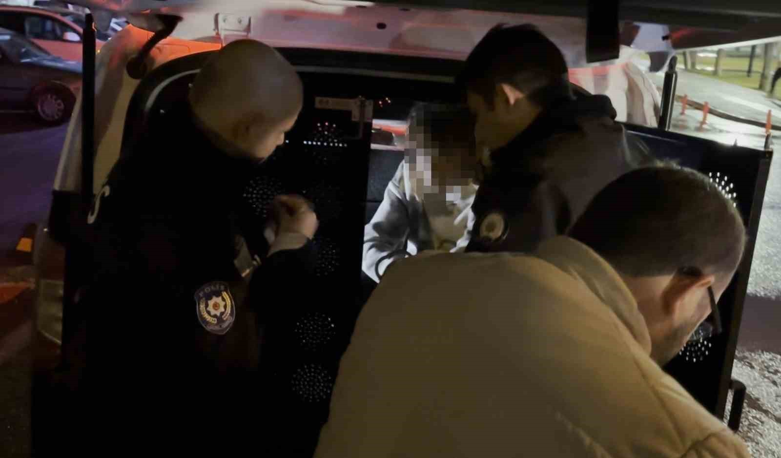 kavga sonrasi gozaltina alinan sahis kapiyi kapatmayin derken annesi adam oldurmedi cikarin benim cocugumu uUk7gE4T
