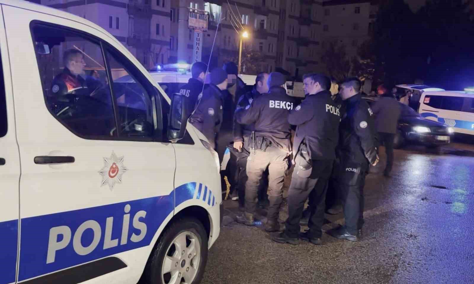 kavga sonrasi gozaltina alinan sahis kapiyi kapatmayin derken annesi adam oldurmedi cikarin benim cocugumu zCROMUiT