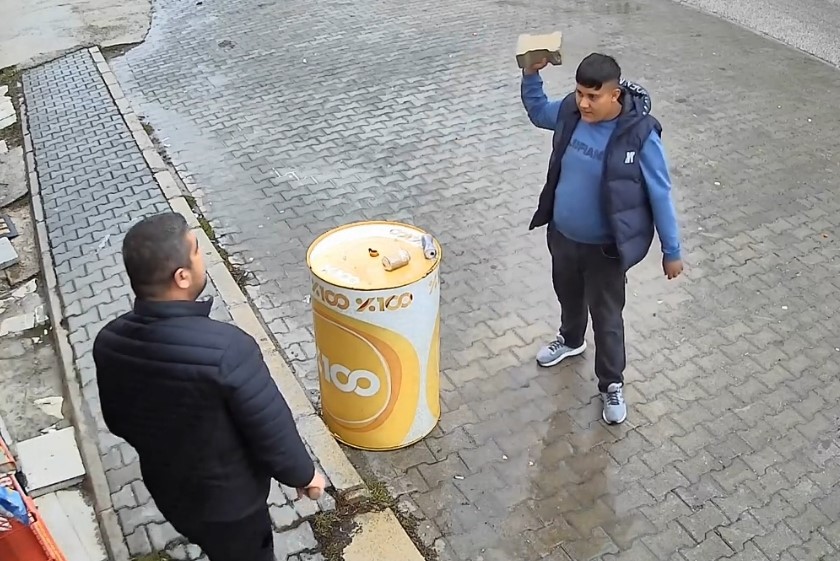 Kavgada eline geçirdiği varil, parke taşı ve masayı karşı tarafın üzerine attı 5 kavgada eline gecirdigi varil parke tasi ve masayi karsi tarafin uzerine atti 1 5kVlcnJY