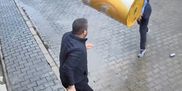 kavgada-eline-gecirdigi-varil-parke-tasi-ve-masayi-karsi-tarafin-uzerine-atti-Hqsw6crj.jpg