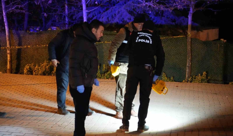 kavgaya-mudahale-eden-polis-memuru-bicakla-yaralandi-IDIl7Ngs.jpg