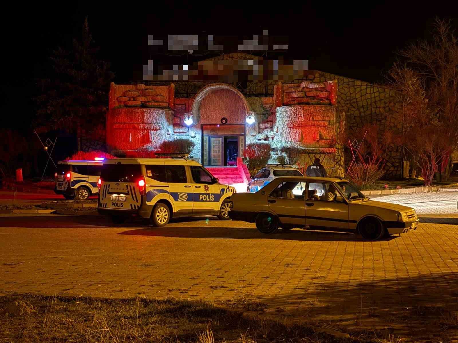 kavgayi ayirmaya calisan gece kulubu calisan bicaklandi 0 4GHEJTK5