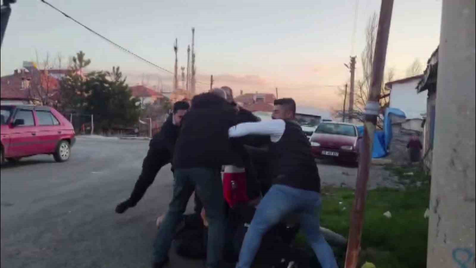 Kavgayı ayırmaya gelen polisleri davul-zurnayla karşıladılar 5 kavgayi ayirmaya gelen polisleri davul zurnayla karsiladilar 1 NqGgjMZ5