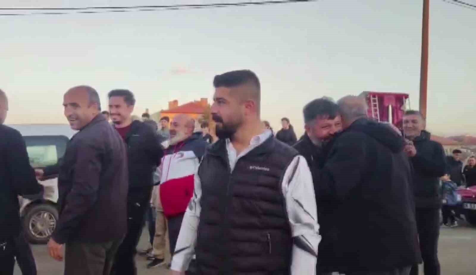 Kavgayı ayırmaya gelen polisleri davul-zurnayla karşıladılar 7 kavgayi ayirmaya gelen polisleri davul zurnayla karsiladilar 3 bKsCjXYj