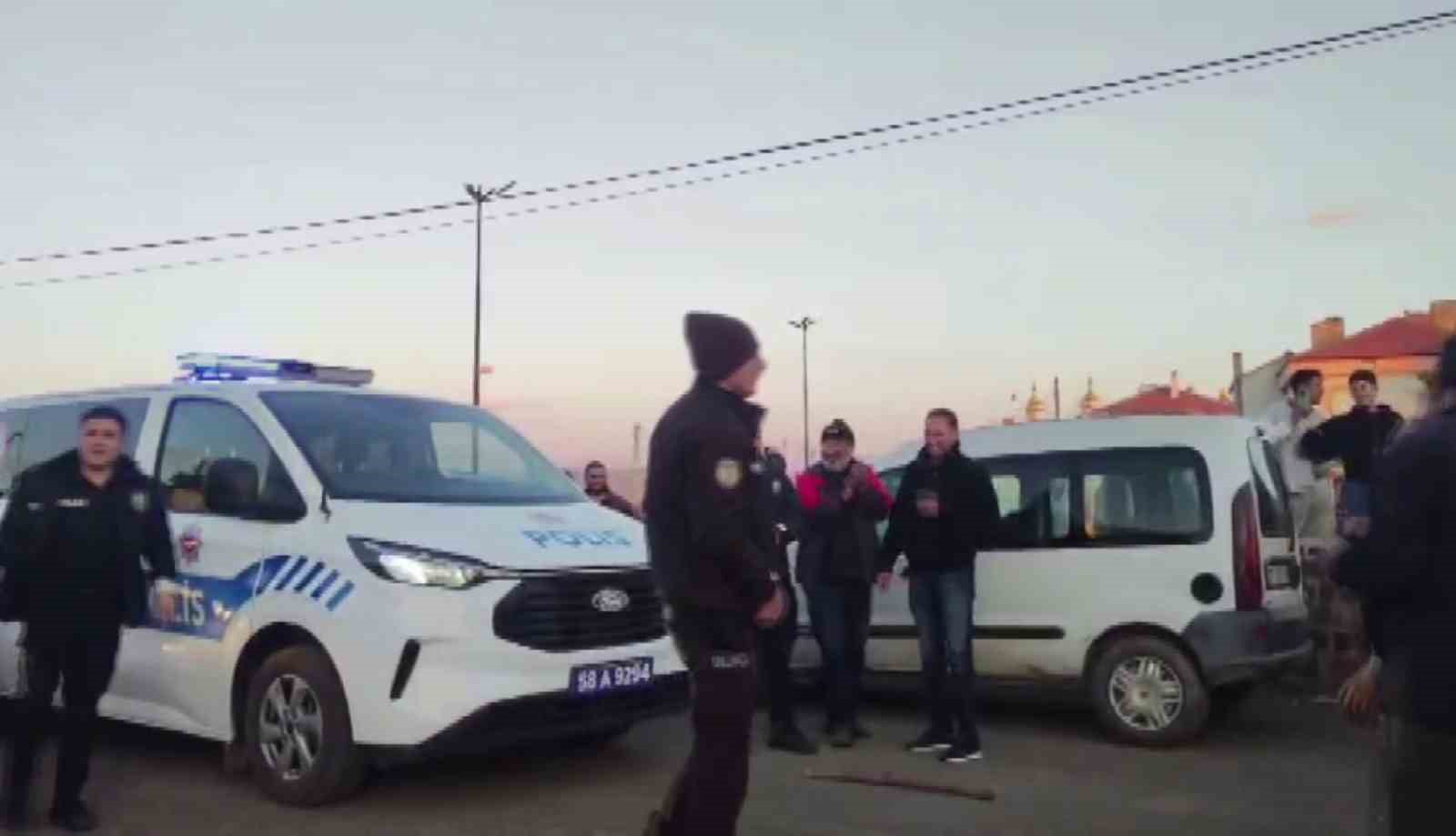 Kavgayı ayırmaya gelen polisleri davul-zurnayla karşıladılar 10 kavgayi ayirmaya gelen polisleri davul zurnayla karsiladilar 6 jqhAh7nU
